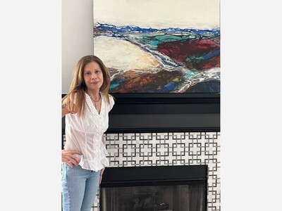 With some help from honeybees, a Dexter Township artist is creating Michigan-themed works of art